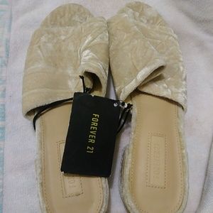 Forever 21 Crushed velvet Heeled Slides Cre